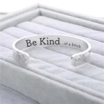 A965_BeKindBracelet1_HAN_PrdPic_231214_1_7c560466-f22d-400f-999c-fe1711fba98c