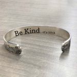 A965_BeKindBracelet1_HAN_PrdPic_231214_1_7c560466-f22d-400f-999c-fe1711fba98c